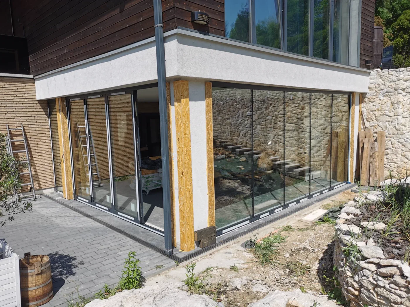 Über Eck geführte Aluminium-Glaskonstruktion