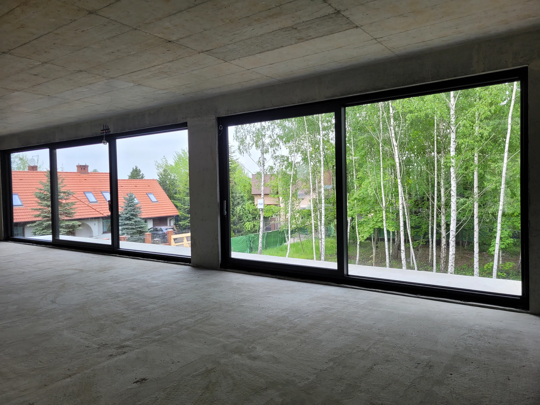 Bodentiefe schwarze Fenster- und Schiebetürelemente