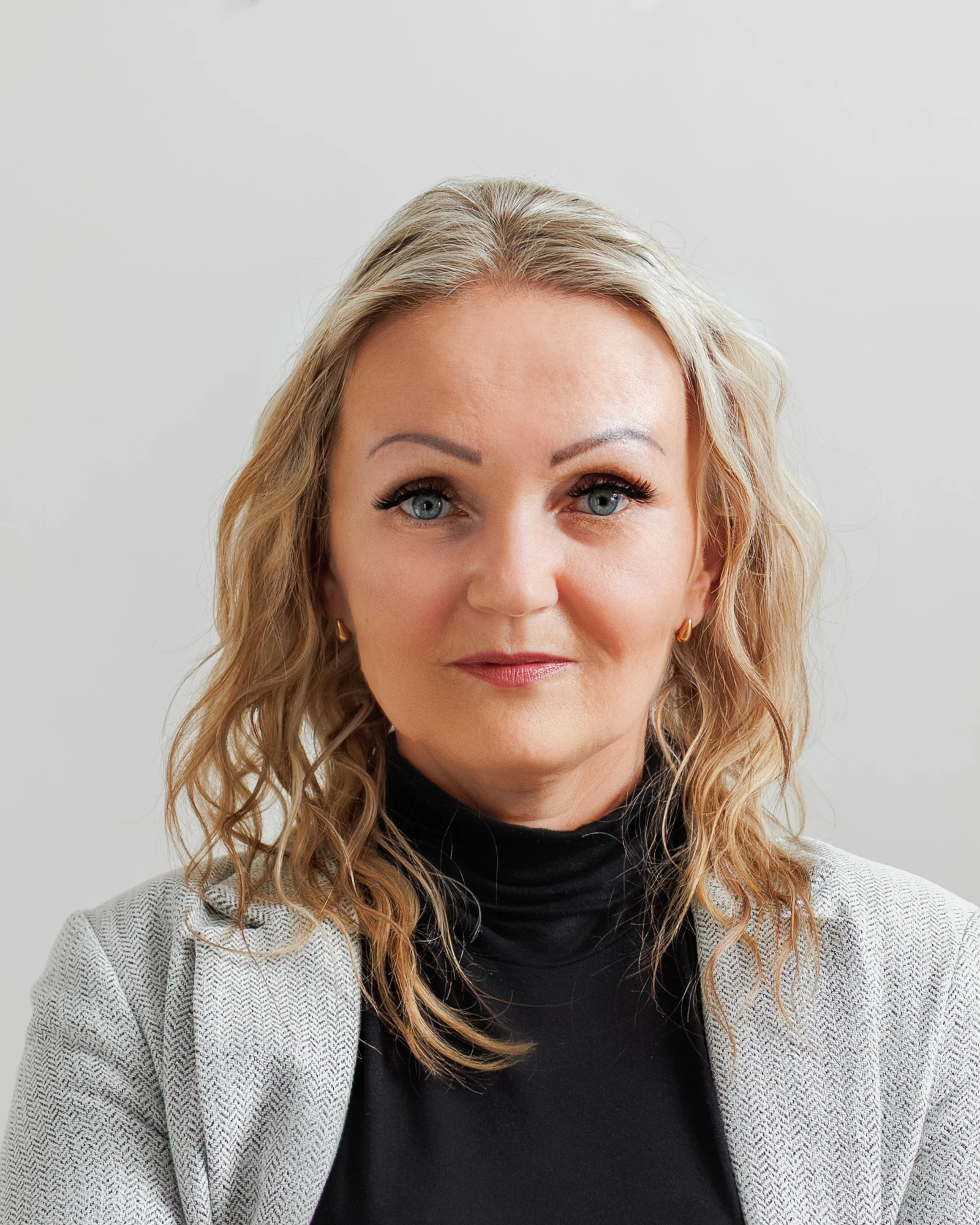 Porträt von Mariola Garbacz vor einem hellen Hintergrund