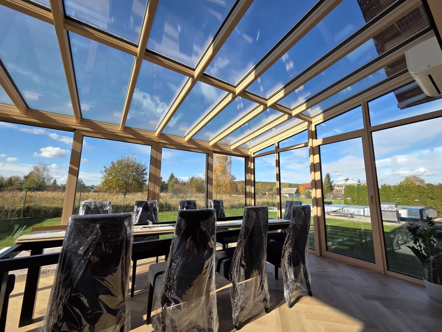 Lichtdurchfluteter Wintergarten aus Aluminium und Glas