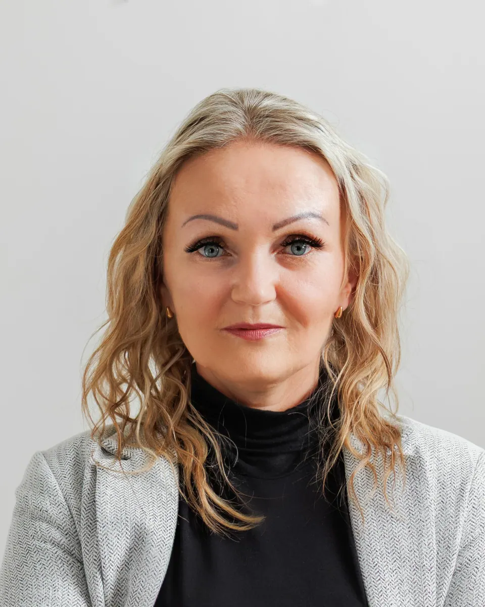 Porträt von Mariola Garbacz vor einem hellen Hintergrund