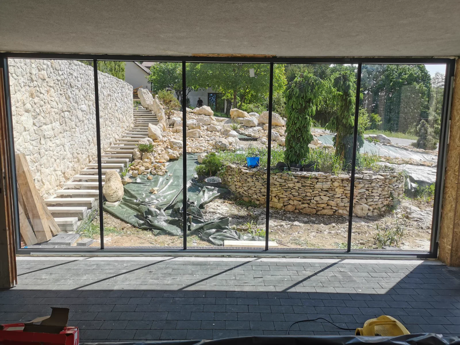 Großflächige Glasschiebetüren mit Blick in einen Garten